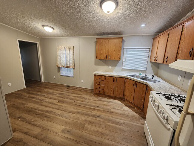 Cocina y Comedor - 319 Rahm St