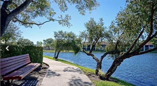Foto del edificio - 208 Lake Pointe Dr
