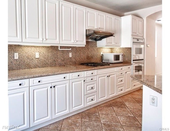 Building Photo - 5 br, 3 bath House - 7241 E Skyline Dr