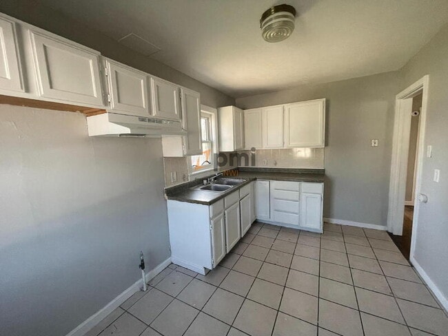 Building Photo - 3703 Towle Ave