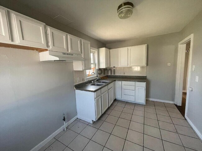 Foto del edificio - 3703 Towle Ave