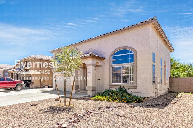 Building Photo - Lovely 3-Bedroom Home with Spacious Layout...
