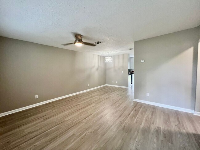Building Photo - Green Cove Springs bungalow