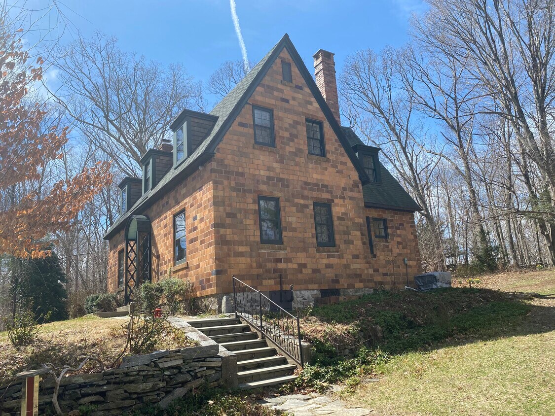 17 Pratt St, Chester, CT 06412 House Rental in Chester, CT