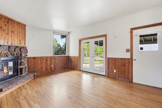 Foto del edificio - $2,495.95, 4 bed, 1.5 bath with a large backyard.