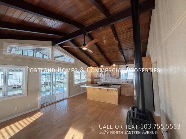 Building Photo - 1879 N Jantzen Ave