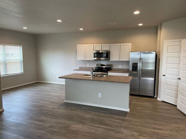 Foto del edificio - Available Now | Pet-Friendly 3-Bedroom, 2-Bath Home in Scott’s Hollow — Tour Today!