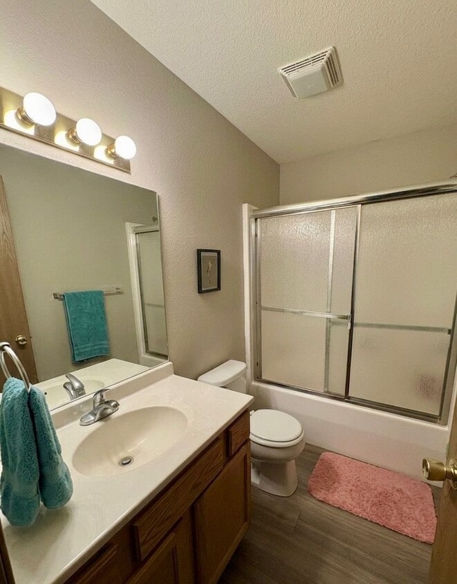 Building Photo - Duplex Available in Central MHK!