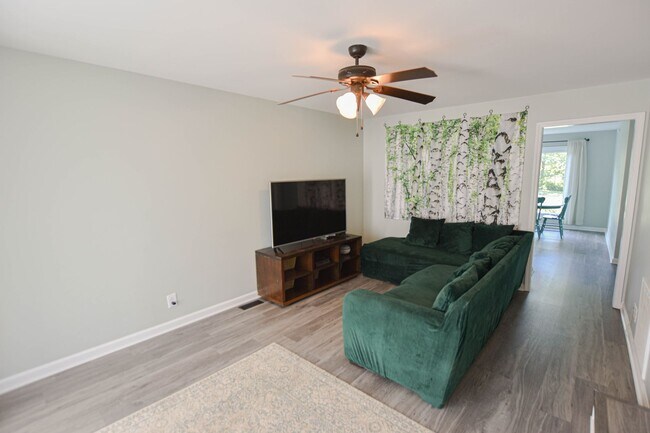 Foto del edificio - Updated Three Bedroom in Sango!