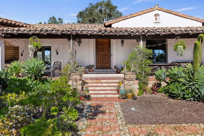 Building Photo - 460 El Cielito Rd
