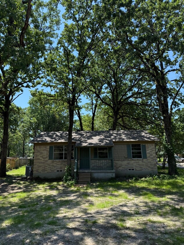 Primary Photo - 405 Forest Ln