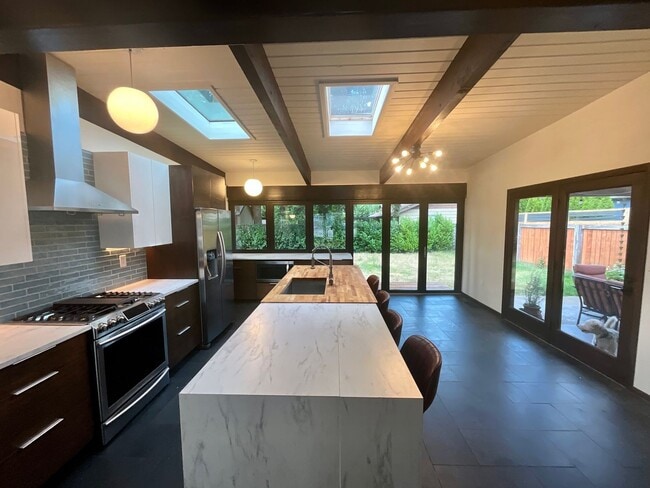 Building Photo - Beautiful 3 Bedroom Home in Renton!