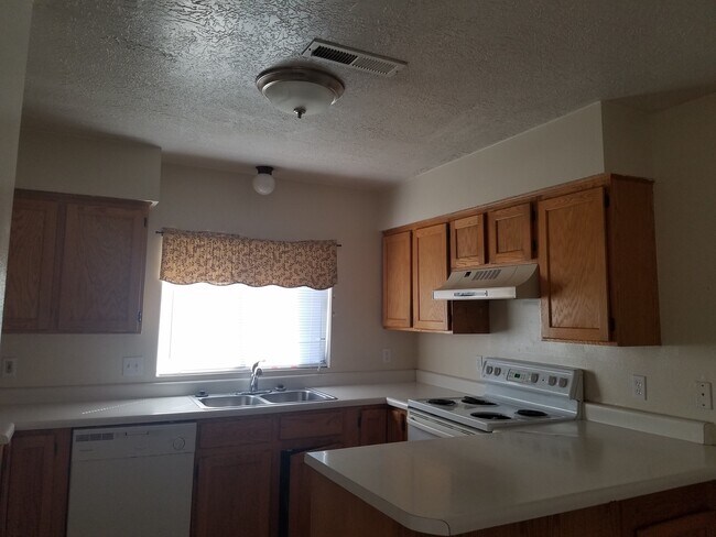 Foto del edificio - 3 Bed/2 Bath End Unit