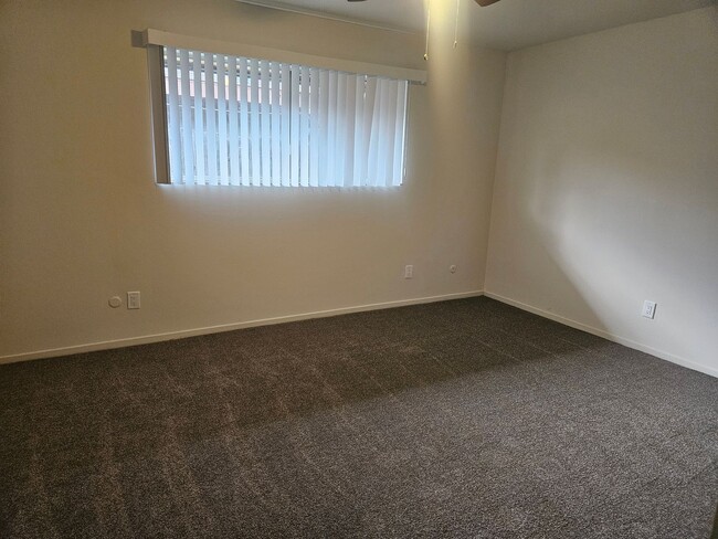 Building Photo - 33 W Santa Ana Ave