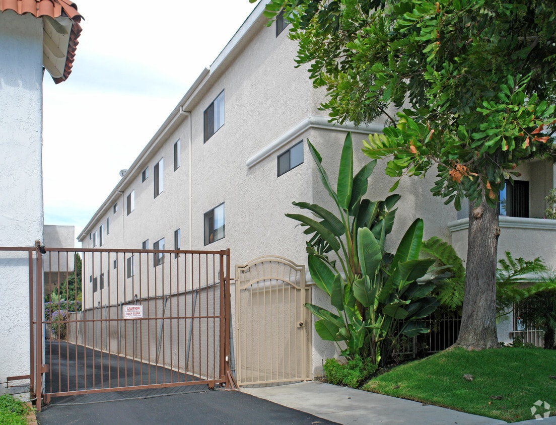 Building Photo - 9715 Charnock Ave