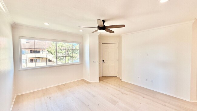 Foto del edificio - Beautifully Remodeled and Updated Upstairs Condo Unit in the Private & Gated Vista Way Village Co...