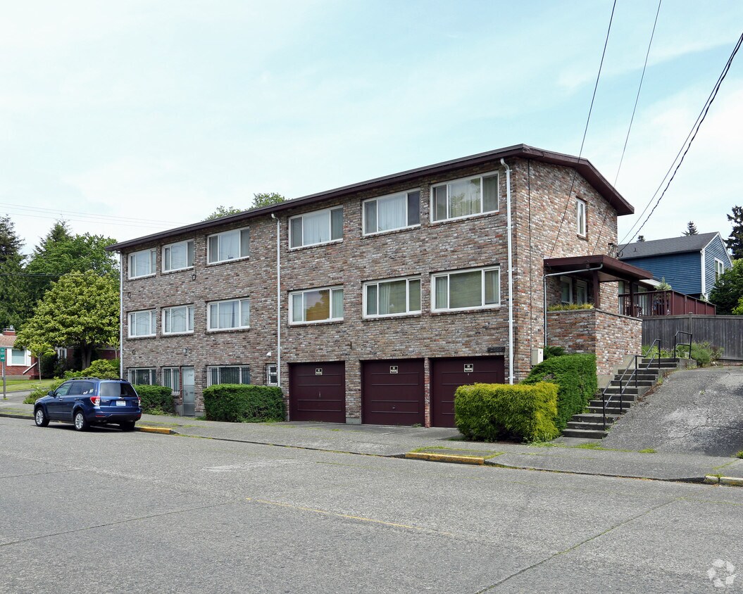 Primary Photo - 2866 32nd Ave W