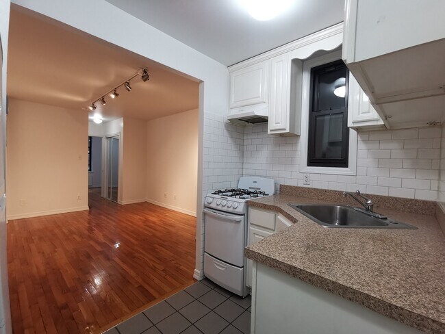 Building Photo - 216 E 29th St
