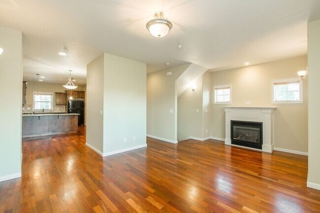 Foto del edificio - Now Waitlisting For February Move-in! Springwater Corridor 3-Bedroom Townhome For Rent.