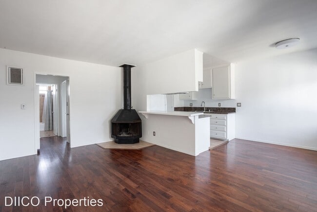 Building Photo - 2 br, 1 bath Apartment - Newly renovated u...