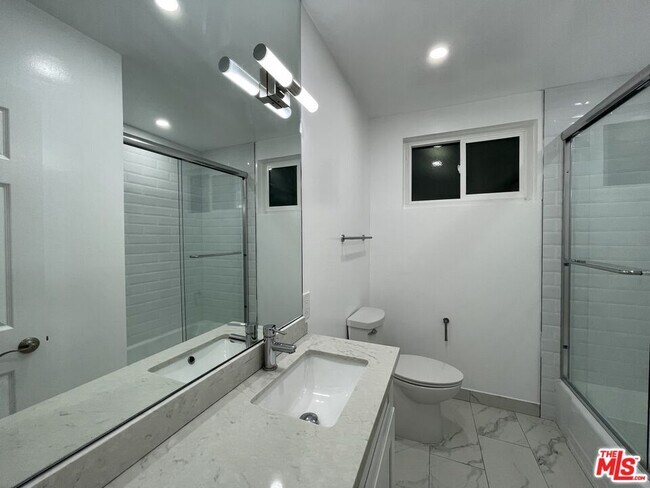 Building Photo - 854 S Sherbourne Dr