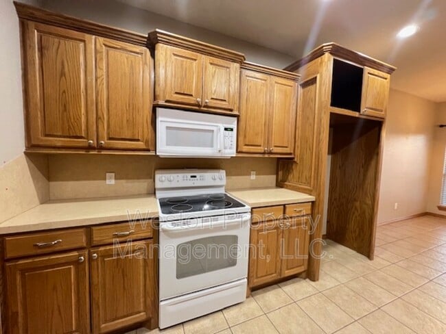 Building Photo - 701 N Ponderosa Way