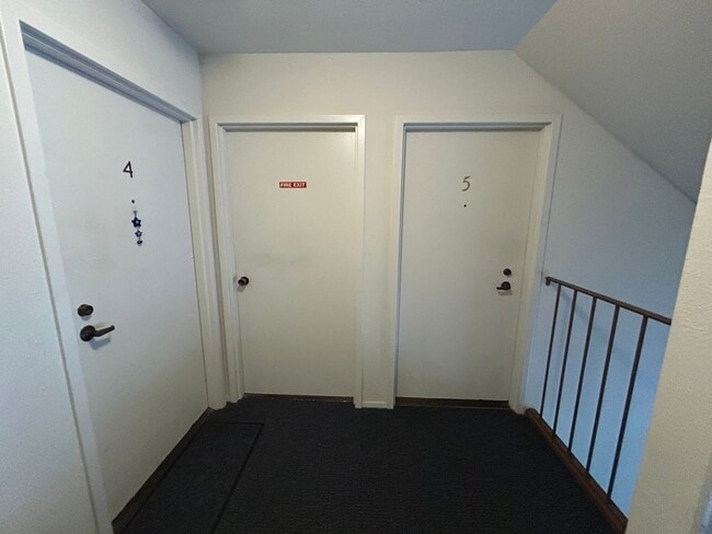 Photo - Large, 2 BR / 2 BA with Cathedral Ceilings, Washer and Dryer! House