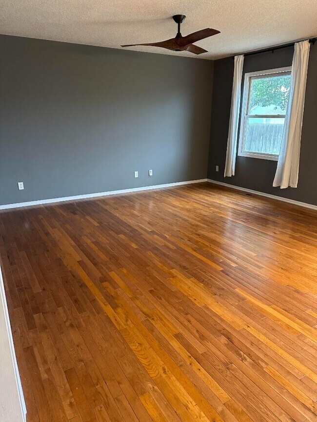 Foto del edificio - 658 Meadow Cir
