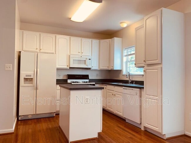 Building Photo - 515 Ginkgo Terrace NE