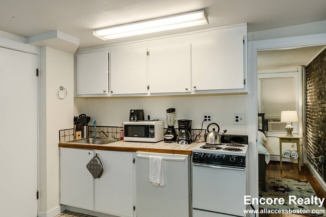 Building Photo - 72 Revere St