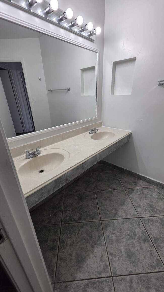 Foto del edificio - 2414 Lemon Tree Ln