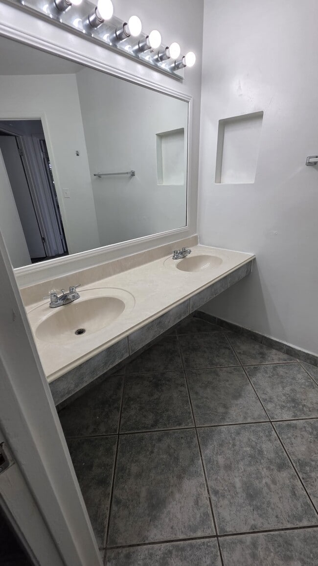 Building Photo - 2414 Lemon Tree Ln