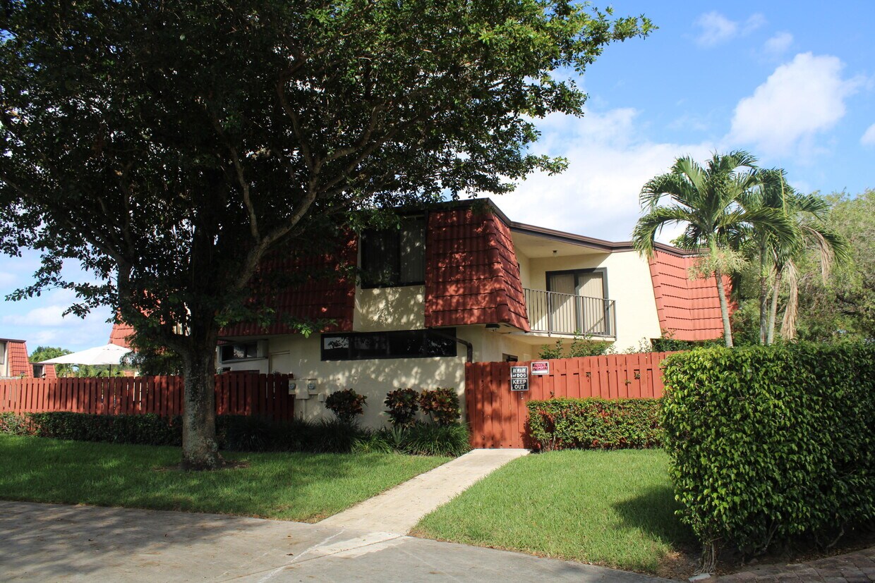 3817 Victoria Dr, West Palm Beach, FL 33406 Townhome Rentals in West Palm Beach FL