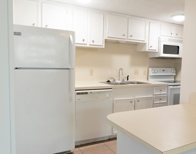 Foto del edificio - Duplex Available for June Move in!