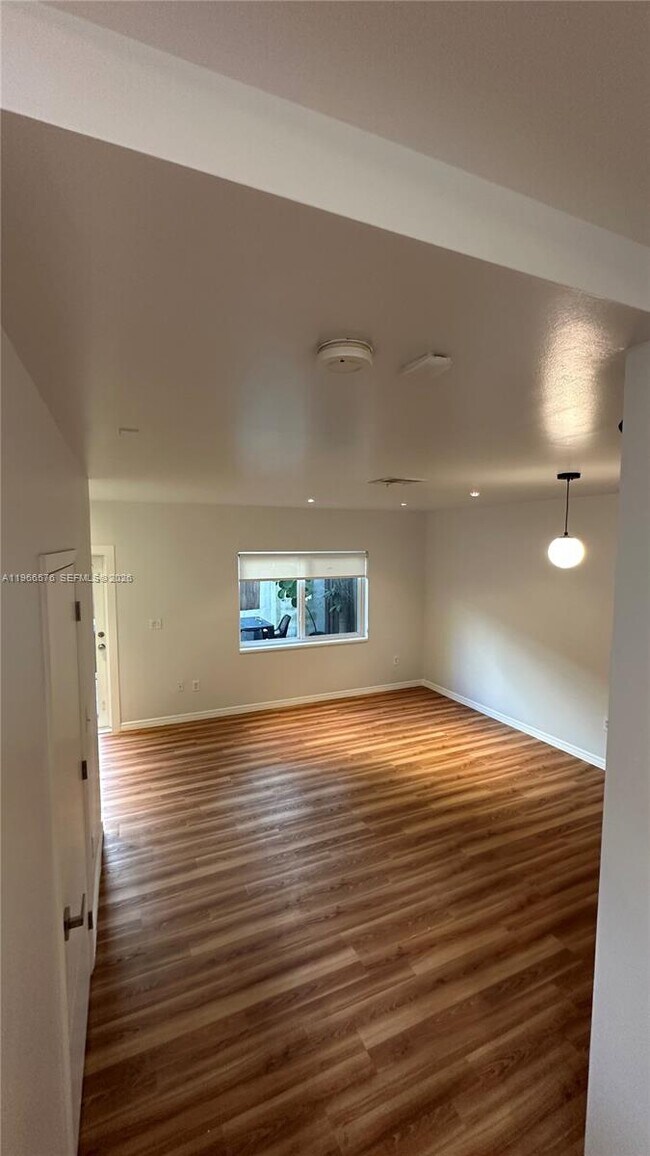 Foto del edificio - 3063 Center St