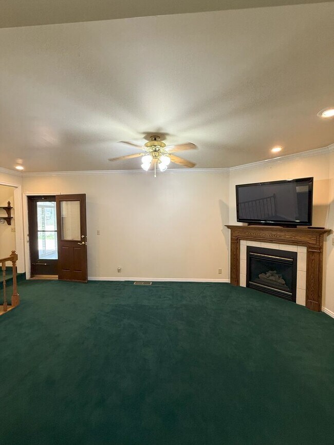 Building Photo - Spacious 5 Bedroom, 2 Bath Home with Moder...