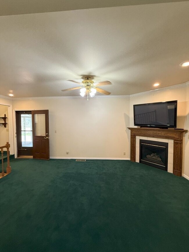 Foto del edificio - Spacious 5 Bedroom, 2 Bath Home with Moder...