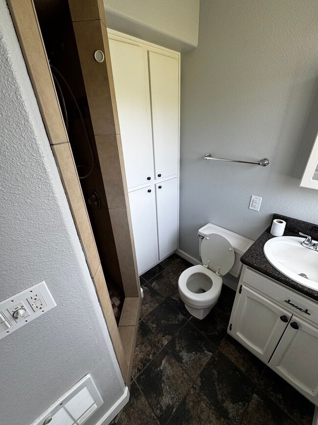 Building Photo - 1 Bedroom, 1 Bathroom Duplex