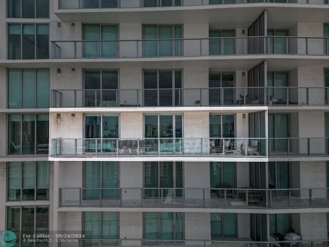 Foto del edificio - 300 Sunny Isles Blvd