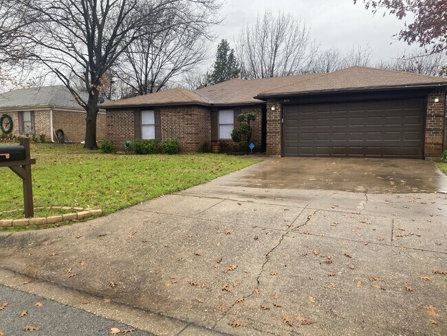 Building Photo - Immaculate 3-bedroom, 2-bathroom single fa...