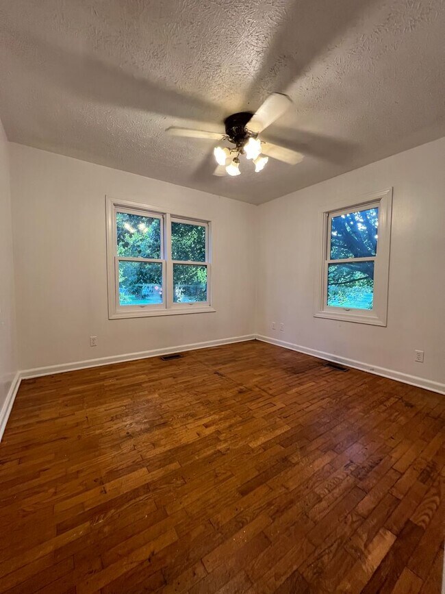 Foto del edificio - Beautiful 2 bedroom 1 bath 1 car garage