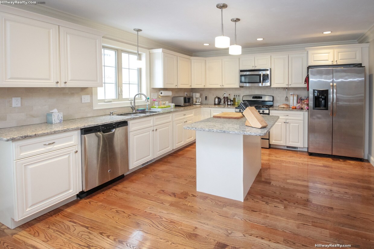 Primary Photo - 5 Larch Pl