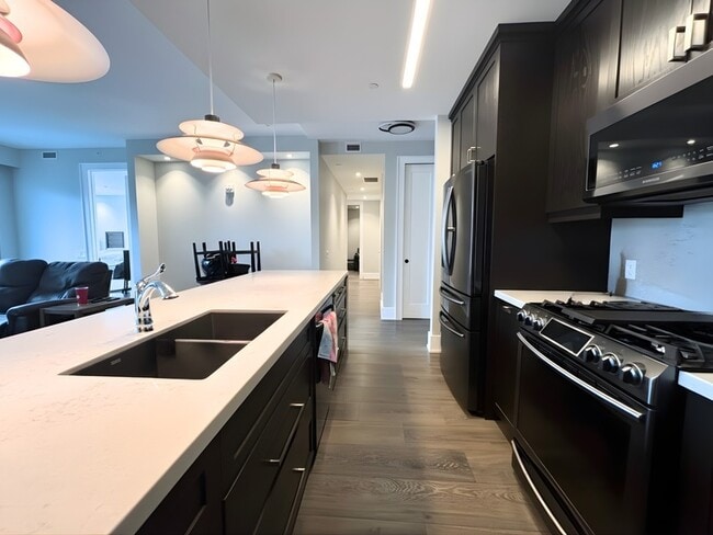 Building Photo - 181 James St N