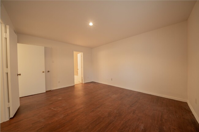 Building Photo - Great Condo just minutes from Katy Trail