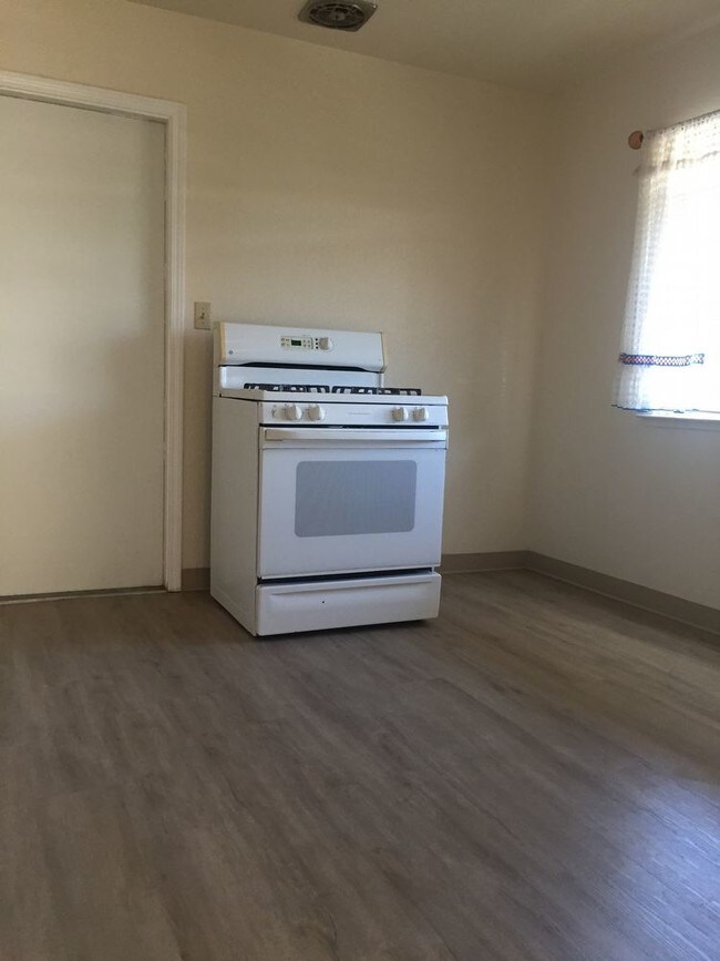 Building Photo - 3833 E Miner Stockton CA 95215