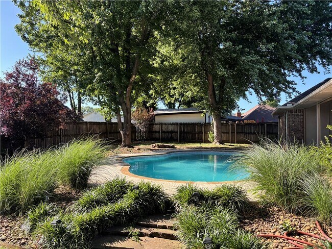 Building Photo - 220 Bluff Dr