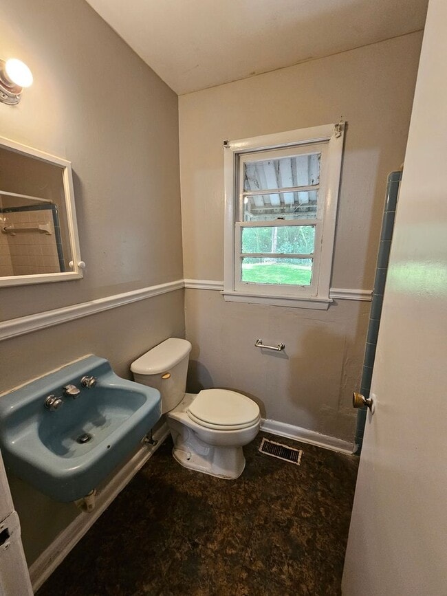 Building Photo - Nice Home with Fenced Yard