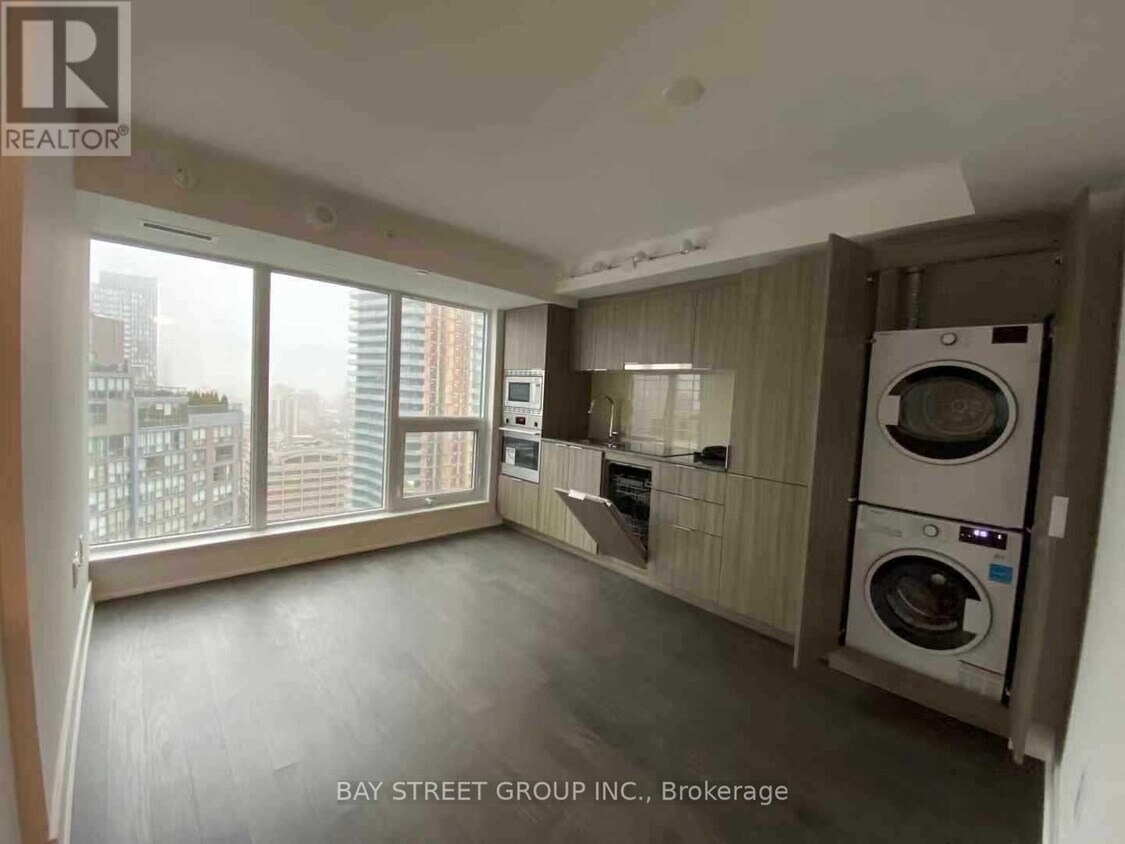 Photo principale - 955-2955 Bay St.