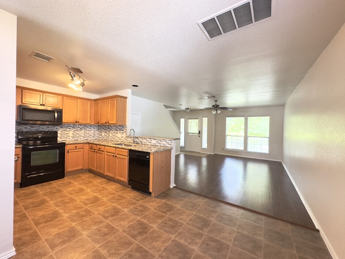 Building Photo - 513 Rolling Oak Dr