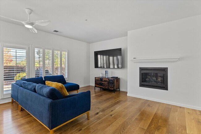 Foto del edificio - 302 Laurel Ct